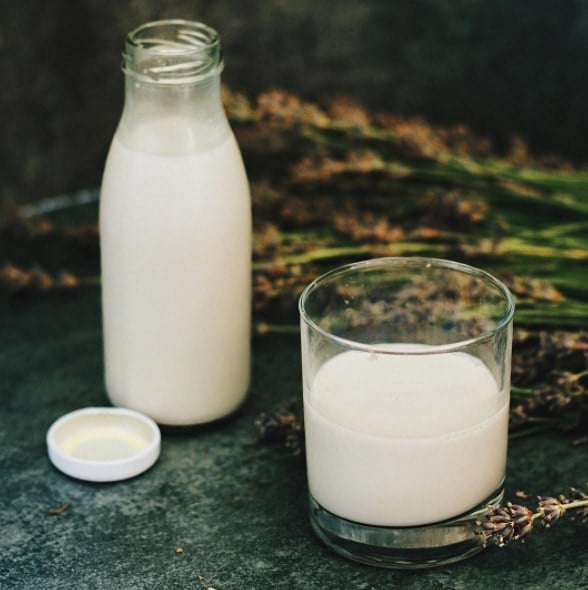 leche de almendras hecha en casa y sin azúcar